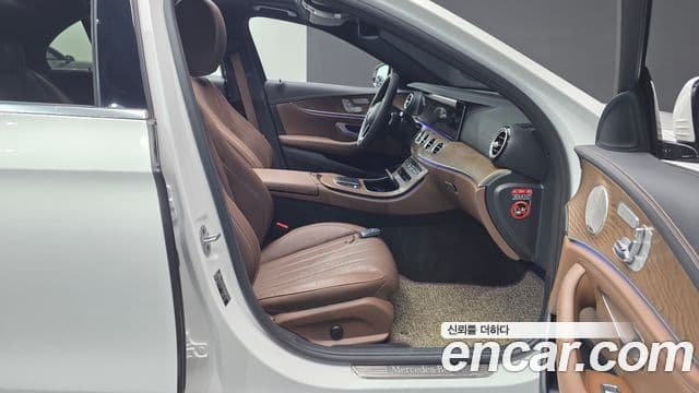 Mercedes-Benz E-Class 2022 — ფოტო 33/34