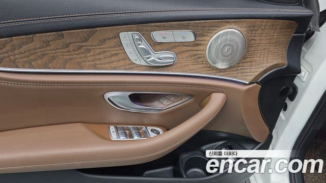 Mercedes-Benz E-Class 2022 — ფოტო 17/34