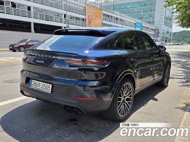 Porsche Cayenne 2021 — ფოტო 17/20