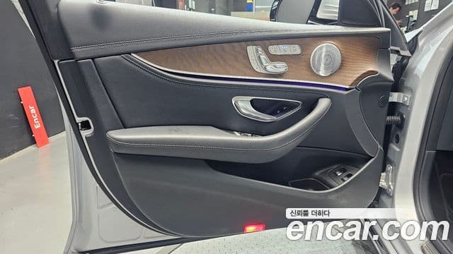 Mercedes-Benz E-Class 2019 — Photo 20/34