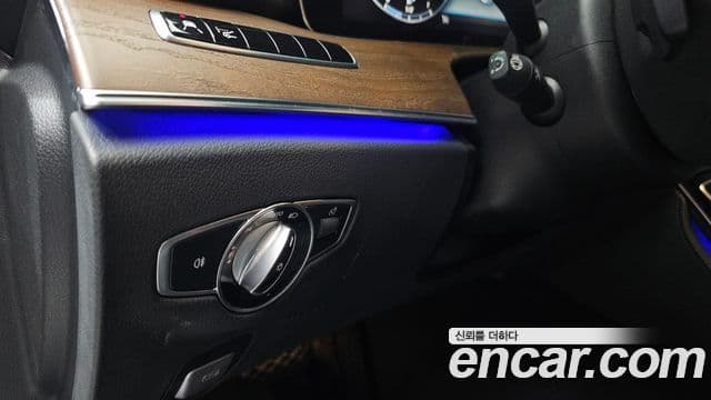Mercedes-Benz E-Class 2019 — Photo 33/34