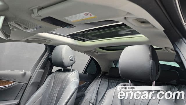 Mercedes-Benz E-Class 2019 — Photo 11/34