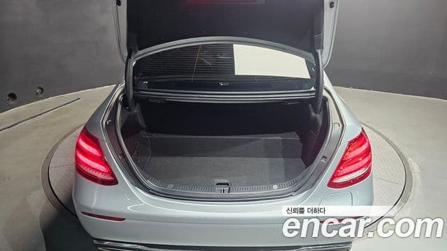 Mercedes-Benz E-Class 2019 — Photo 16/34