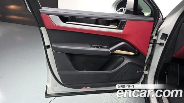 Porsche Cayenne 2023 — Photo 16/34