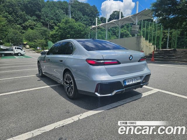 BMW 7 Series 2023 — ფოტო 4/19
