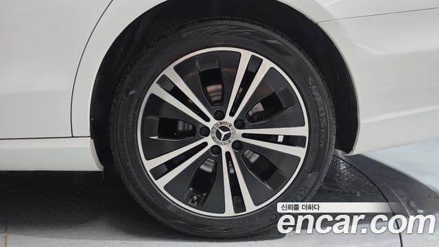 Mercedes-Benz E-Class 2022 — Şəkil 19/33