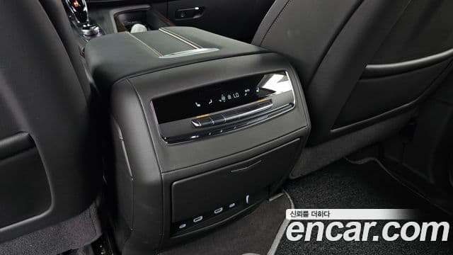 Cadillac Escalade 2023 — ფოტო 17/20