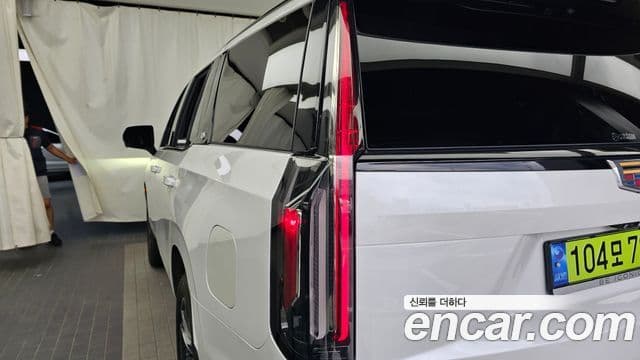 Cadillac Escalade 2023 — Photo 1/34