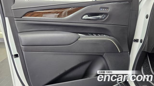 Cadillac Escalade 2023 — Photo 17/34
