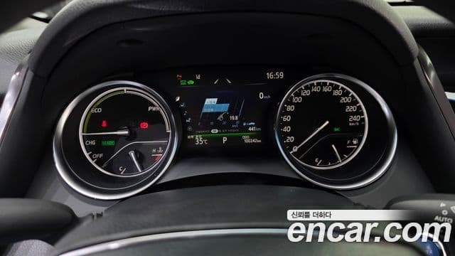 Toyota Camry 2021 — Photo 28/33