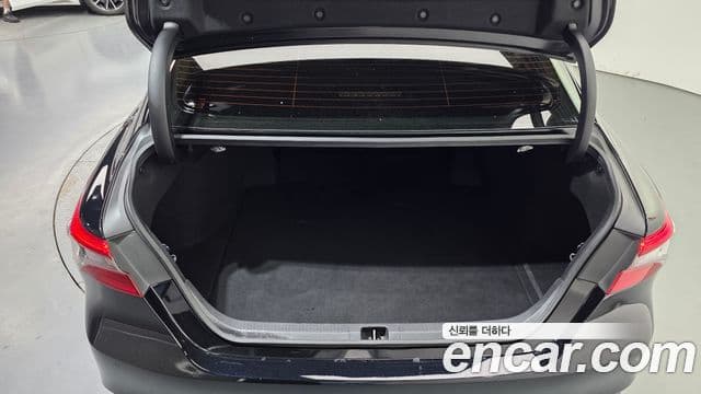Toyota Camry 2021 — Photo 6/33