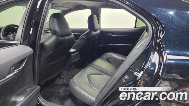 Toyota Camry 2021 — Photo 17/33