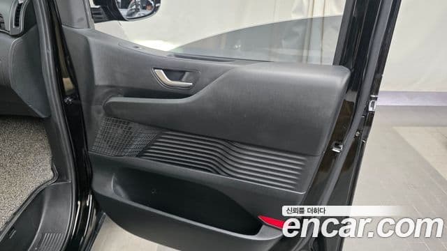 Hyundai Staria 2024 — Photo 16/32