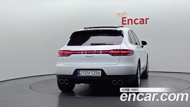 Porsche Macan 2021 — ფოტო 4/20