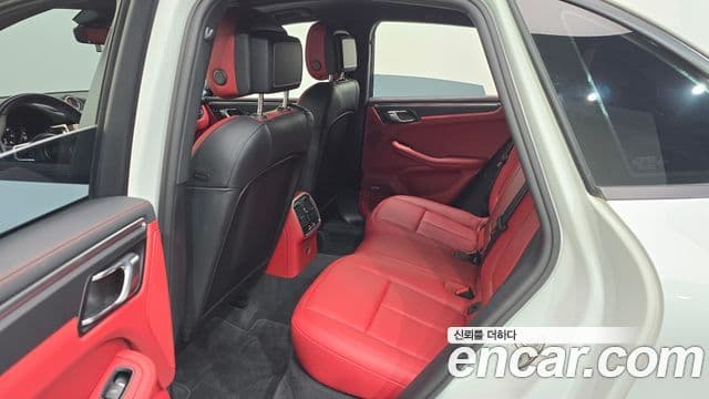 Porsche Macan 2021 — ფოტო 11/20