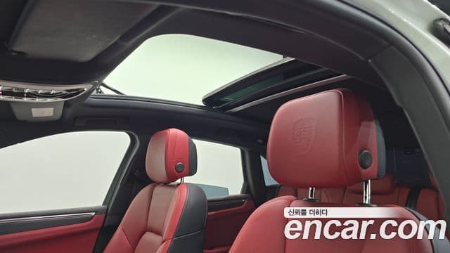 Porsche Macan 2021 — ფოტო 16/20
