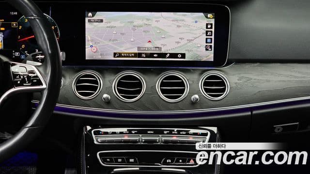 Mercedes-Benz E-Class 2022 — Photo 11/20