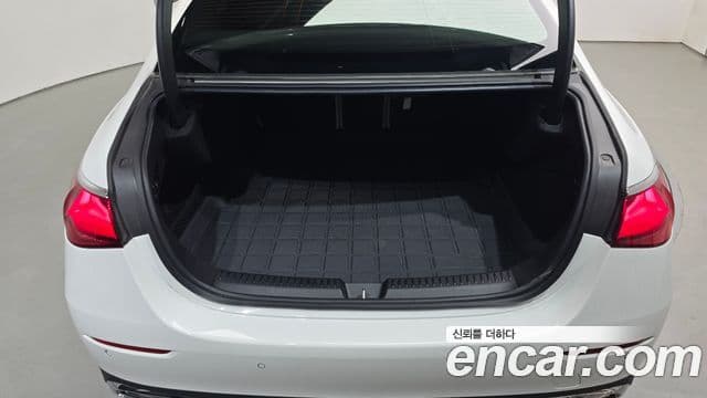 Mercedes-Benz E-Class 2024 — Photo 6/30