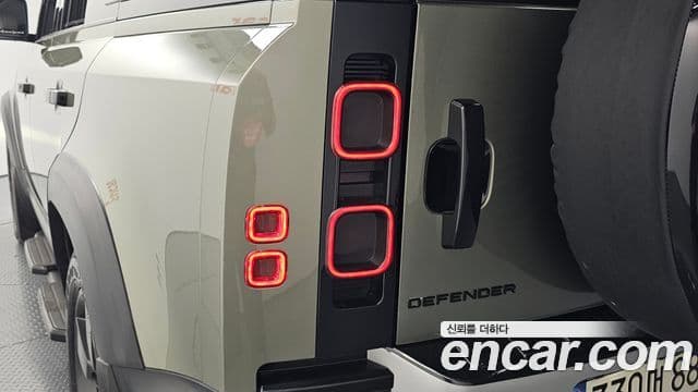 Land Rover Defender 2022 — Photo 3/37