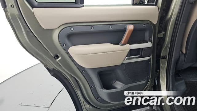 Land Rover Defender 2022 — Photo 28/37
