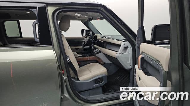 Land Rover Defender 2022 — Photo 36/37