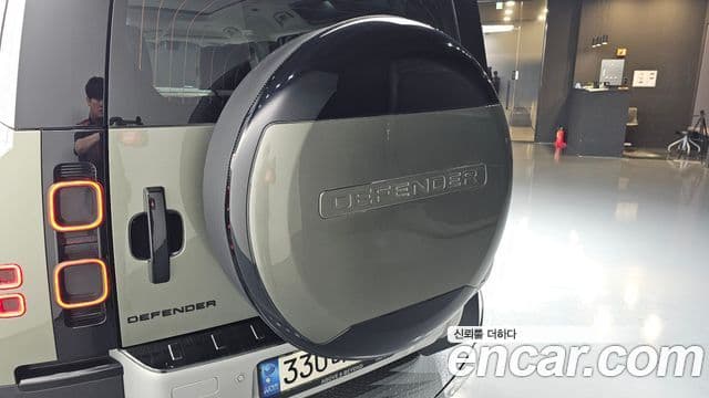 Land Rover Defender 2022 — Photo 23/37