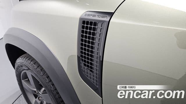 Land Rover Defender 2022 — Photo 25/37