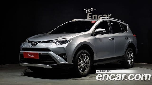 Toyota RAV4 2018 — ფოტო 1/20