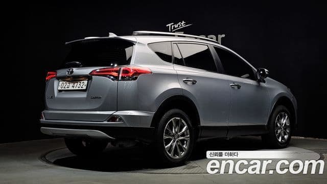 Toyota RAV4 2018 — ფოტო 2/20