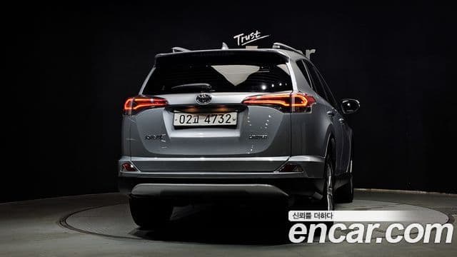 Toyota RAV4 2018 — ფოტო 4/20
