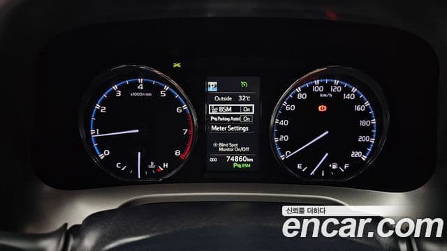Toyota RAV4 2018 — ფოტო 8/20