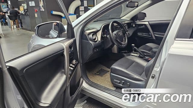 Toyota RAV4 2018 — ფოტო 10/20