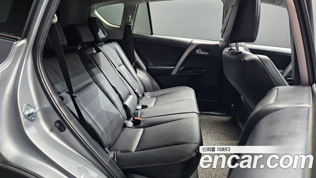 Toyota RAV4 2018 — фото 11 из 20