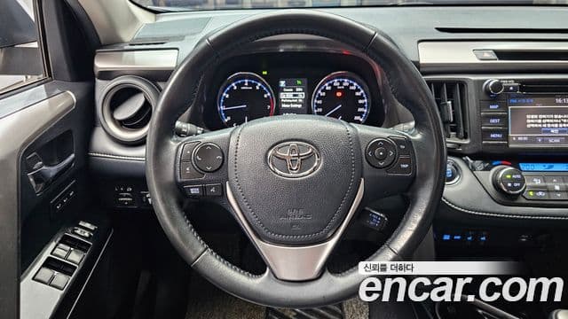 Toyota RAV4 2018 — ფოტო 13/20