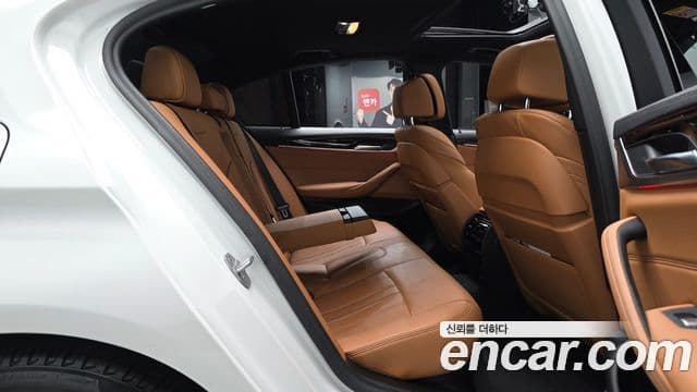 BMW 5 Series 2021 — фото 11 из 20
