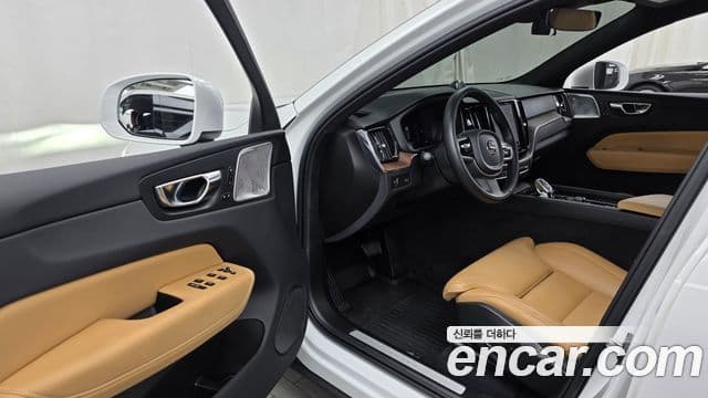 Volvo XC60 2022 — Фото 10/20