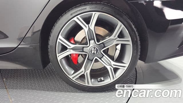 Kia Stinger 2018 — ფოტო 29/33