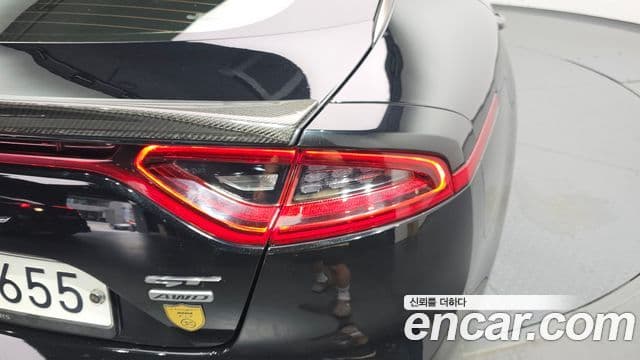 Kia Stinger 2018 — ფოტო 10/33