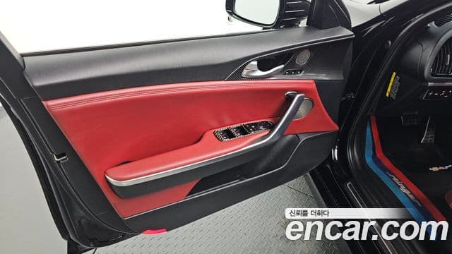 Kia Stinger 2018 — ფოტო 25/33