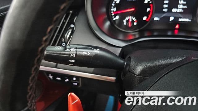 Kia Stinger 2018 — ფოტო 30/33
