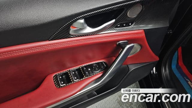 Kia Stinger 2018 — ფოტო 14/33