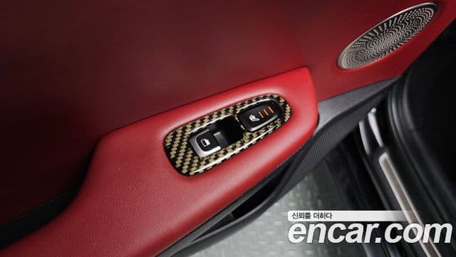 Kia Stinger 2018 — ფოტო 28/33
