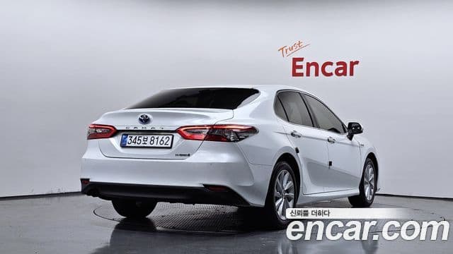Toyota Camry 2023 — ფოტო 10/30