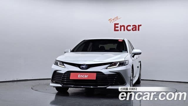 Toyota Camry 2023 — ფოტო 20/30