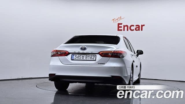 Toyota Camry 2023 — ფოტო 19/30