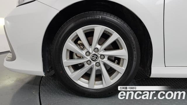 Toyota Camry 2023 — ფოტო 23/30