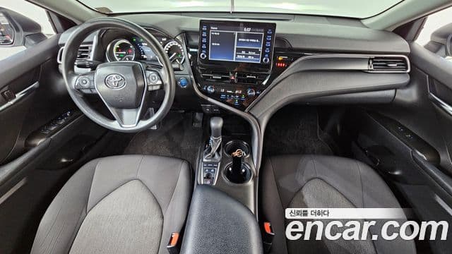 Toyota Camry 2023 — ფოტო 21/30