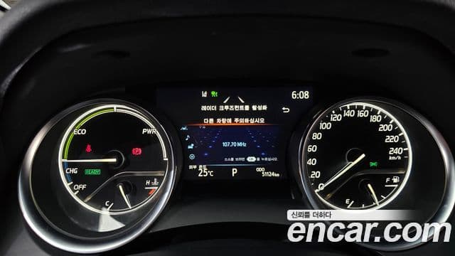 Toyota Camry 2023 — ფოტო 26/30