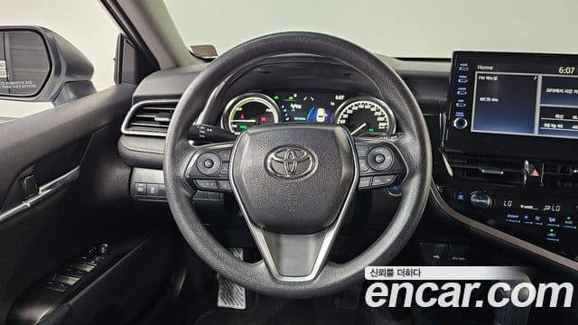 Toyota Camry 2023 — ფოტო 22/30