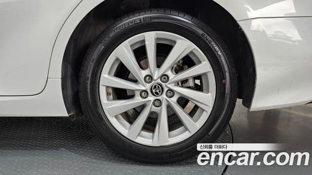 Toyota Camry 2023 — ფოტო 8/30